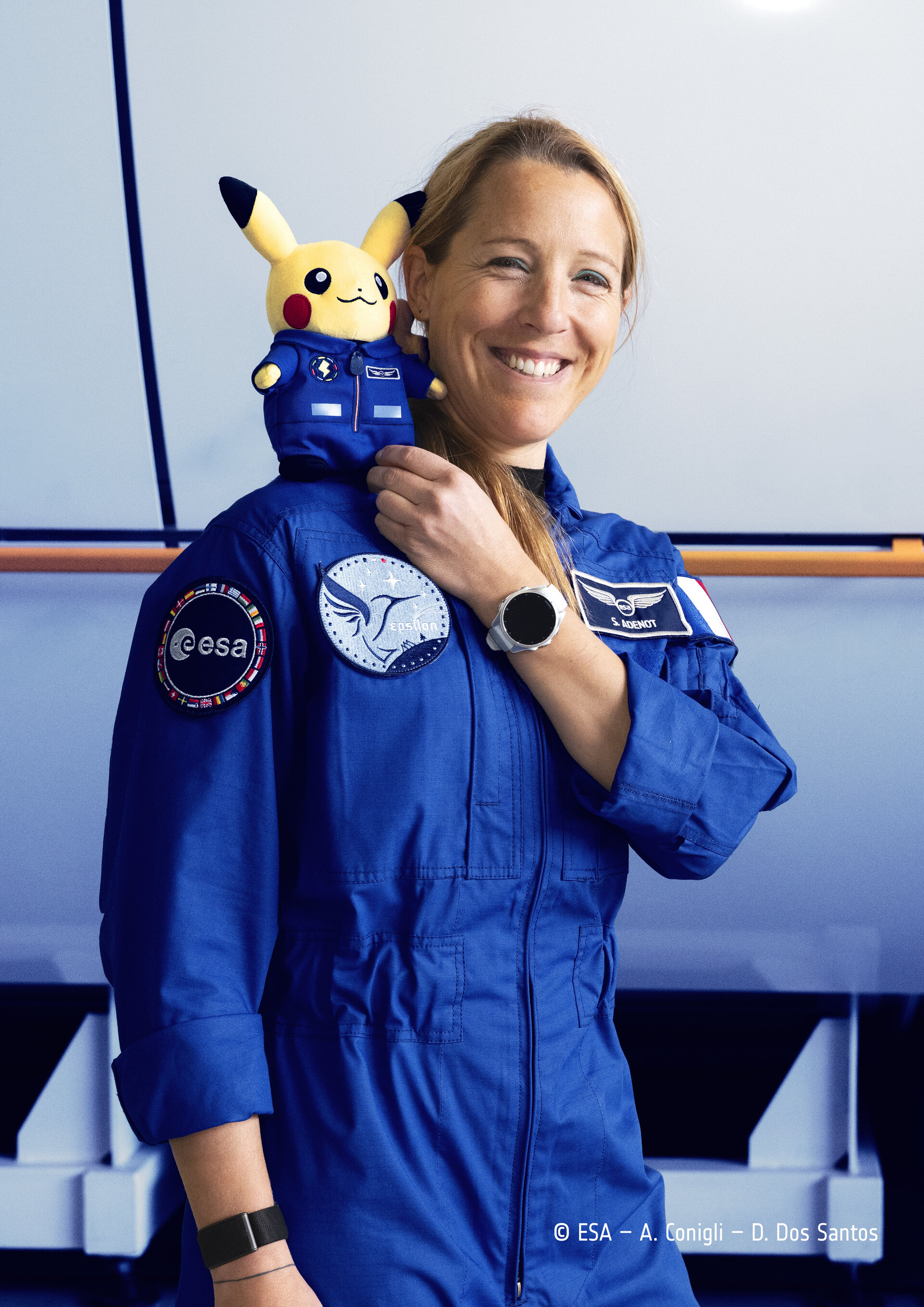 Sophie Adenot avec la peluche Pikachu astronaute à bord de la Station spatiale internationale